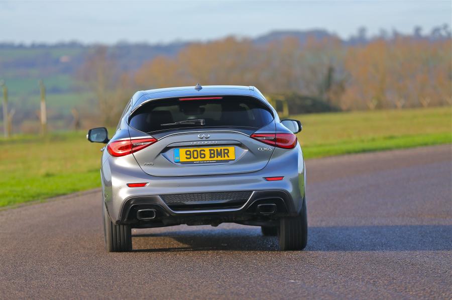  Infiniti Q30S 2.2d AWD 2016 года  (UK) (фото 13 из 25)